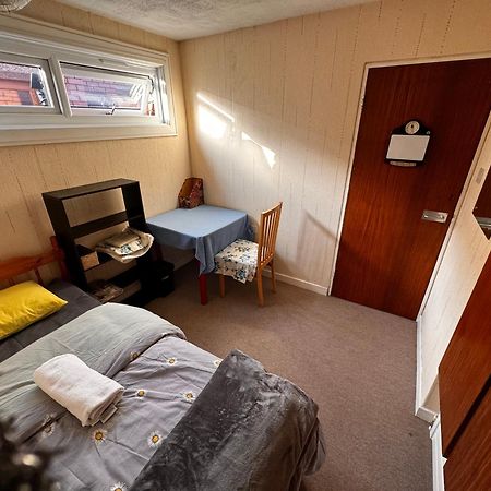 Double Room Best Location Near Shopping Center & Free Parking โคเวนทรี ภายนอก รูปภาพ
